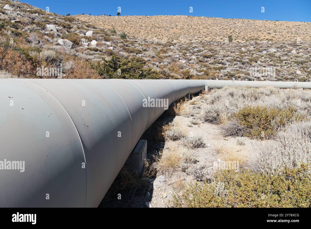 Canalisation d'eau pour une conduite forcée hydroélectrique dans le haut désert près de Bishop California Banque D'Images