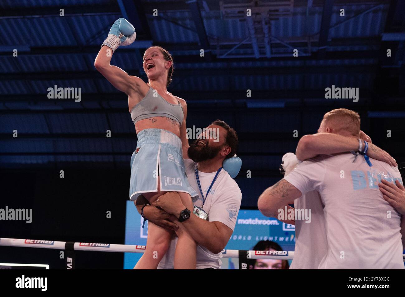 Sheffield, Royaume-Uni. 29 septembre 2024. Canon Medical Arena, Sheffield, South Yorkshire, 28 septembre 2024. Terri Harper célèbre avoir remporté le titre mondial WBO Lightweight contre Rhiannon Dixon Credit : Touchlinepics/Alamy Live News Banque D'Images