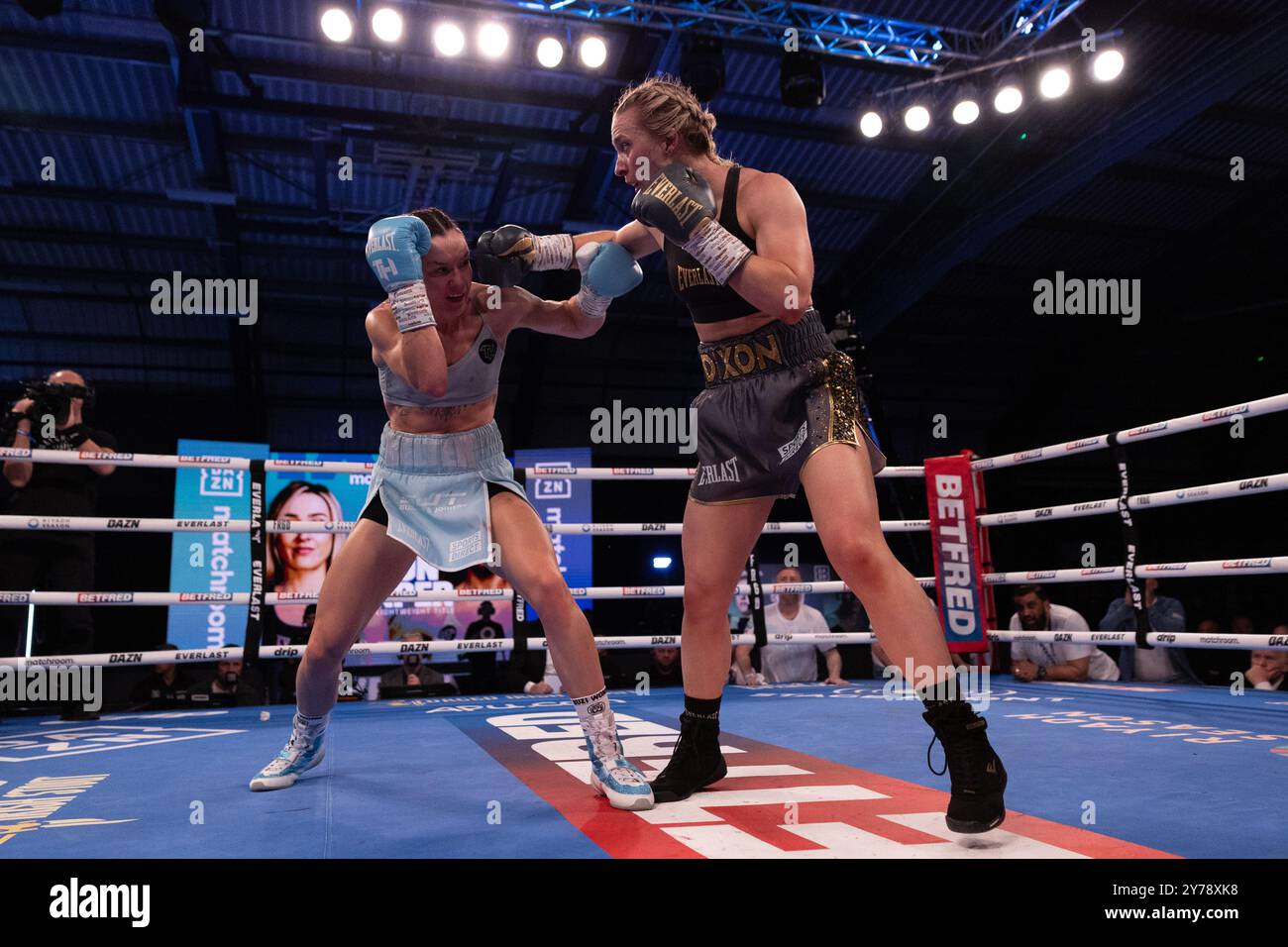 Sheffield, Royaume-Uni. 29 septembre 2024. Canon Medical Arena, Sheffield, South Yorkshire, 28 septembre 2024. WBO Lightweight World Title Rhiannon Dixon v Terri Harper Credit : Touchlinepics/Alamy Live News Banque D'Images