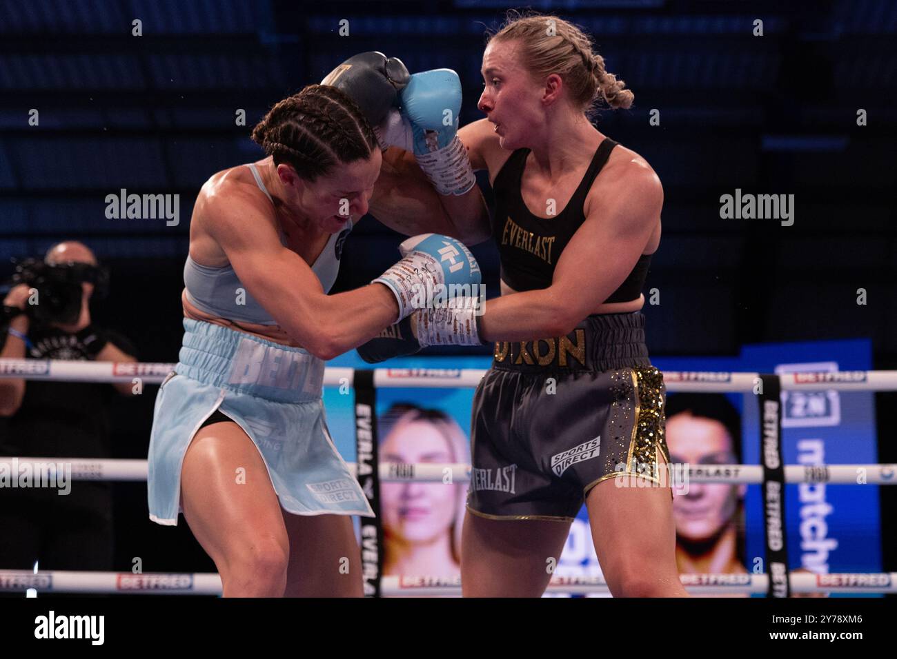 Sheffield, Royaume-Uni. 29 septembre 2024. Canon Medical Arena, Sheffield, South Yorkshire, 28 septembre 2024. WBO Lightweight World Title Rhiannon Dixon v Terri Harper Credit : Touchlinepics/Alamy Live News Banque D'Images