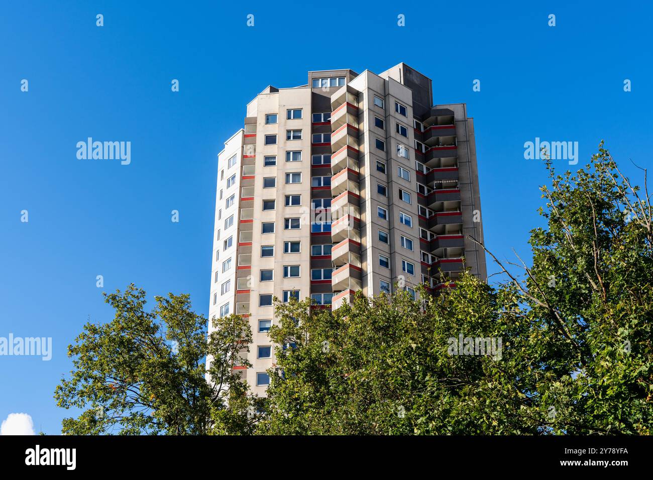 Berlin, Allemagne 2024 : Gropiusstadt est un grand lotissement construit par Walter Gropius avec 18 500 appartements. Banque D'Images