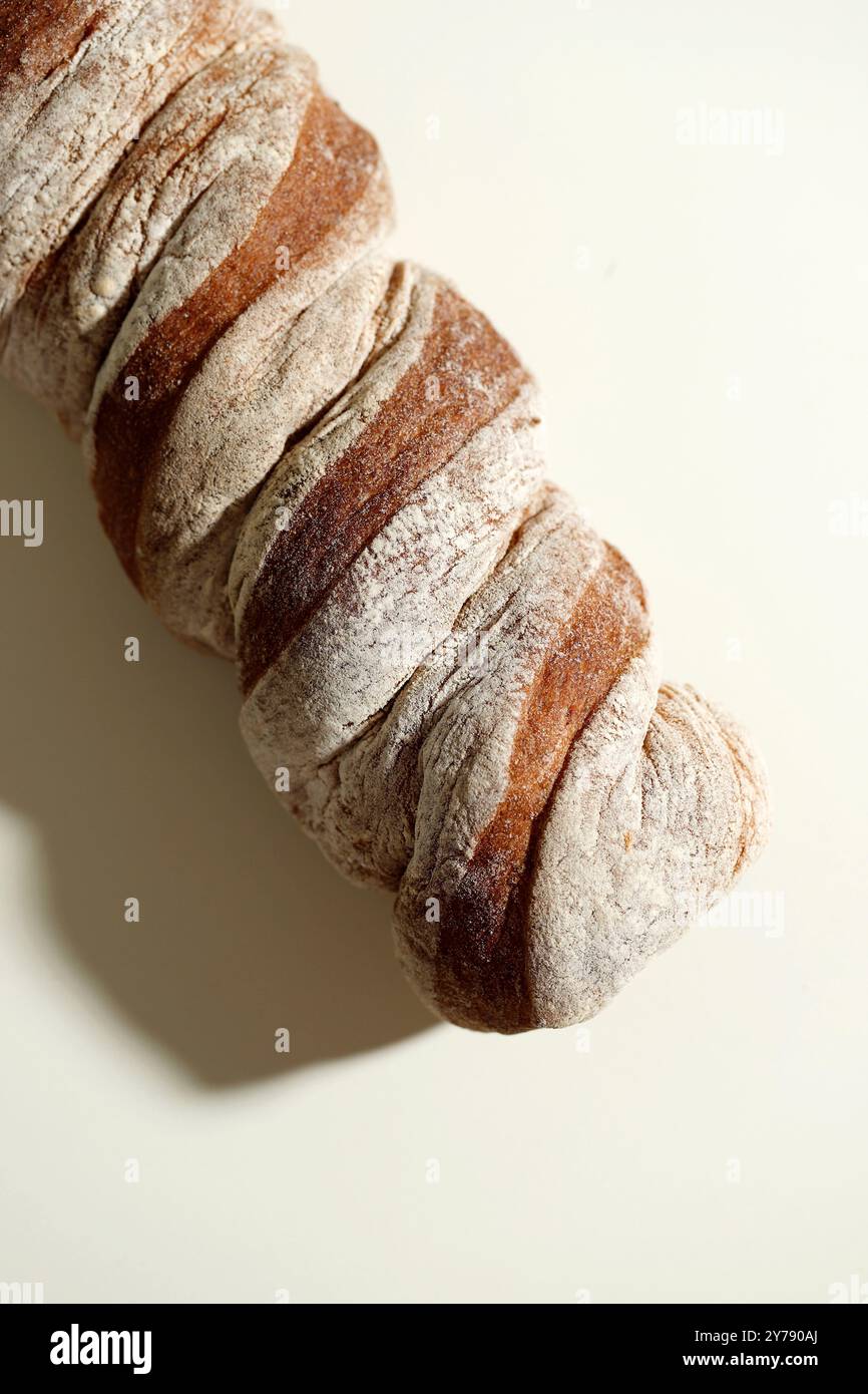 Vue de dessus pain de racine hongrois, isolé sur fond crème Banque D'Images