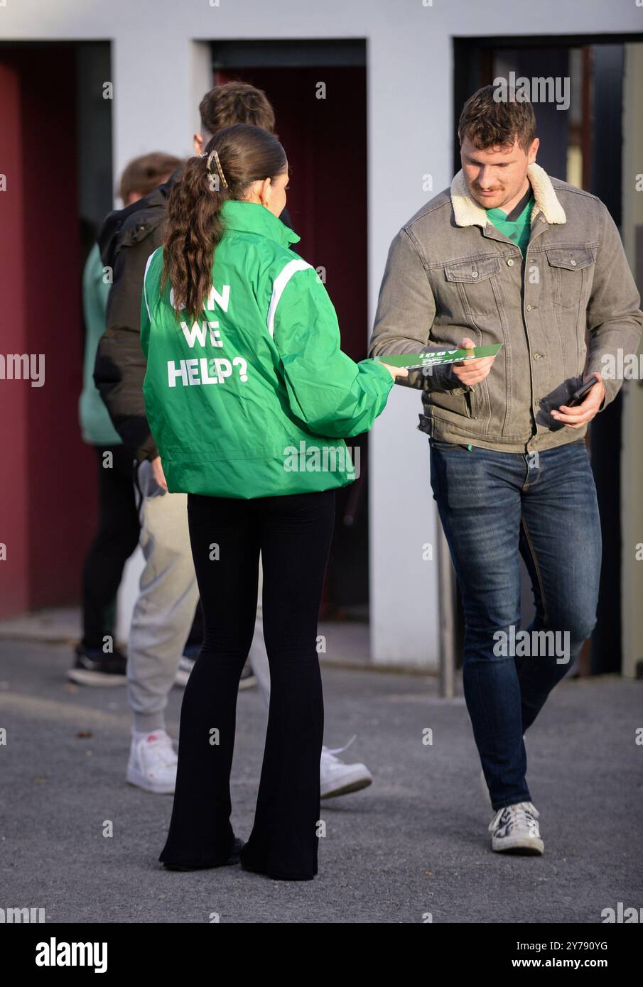 Galway, Irlande. 28 septembre 2024. Les fans arrivent avant le début du match de la deuxième manche du BKT United Rugby Championship 2024/2025 entre Connacht et les Hollywoodbets Sharks au stade Dexcom de Galway crédit : Don Soules/Alamy Live News Banque D'Images