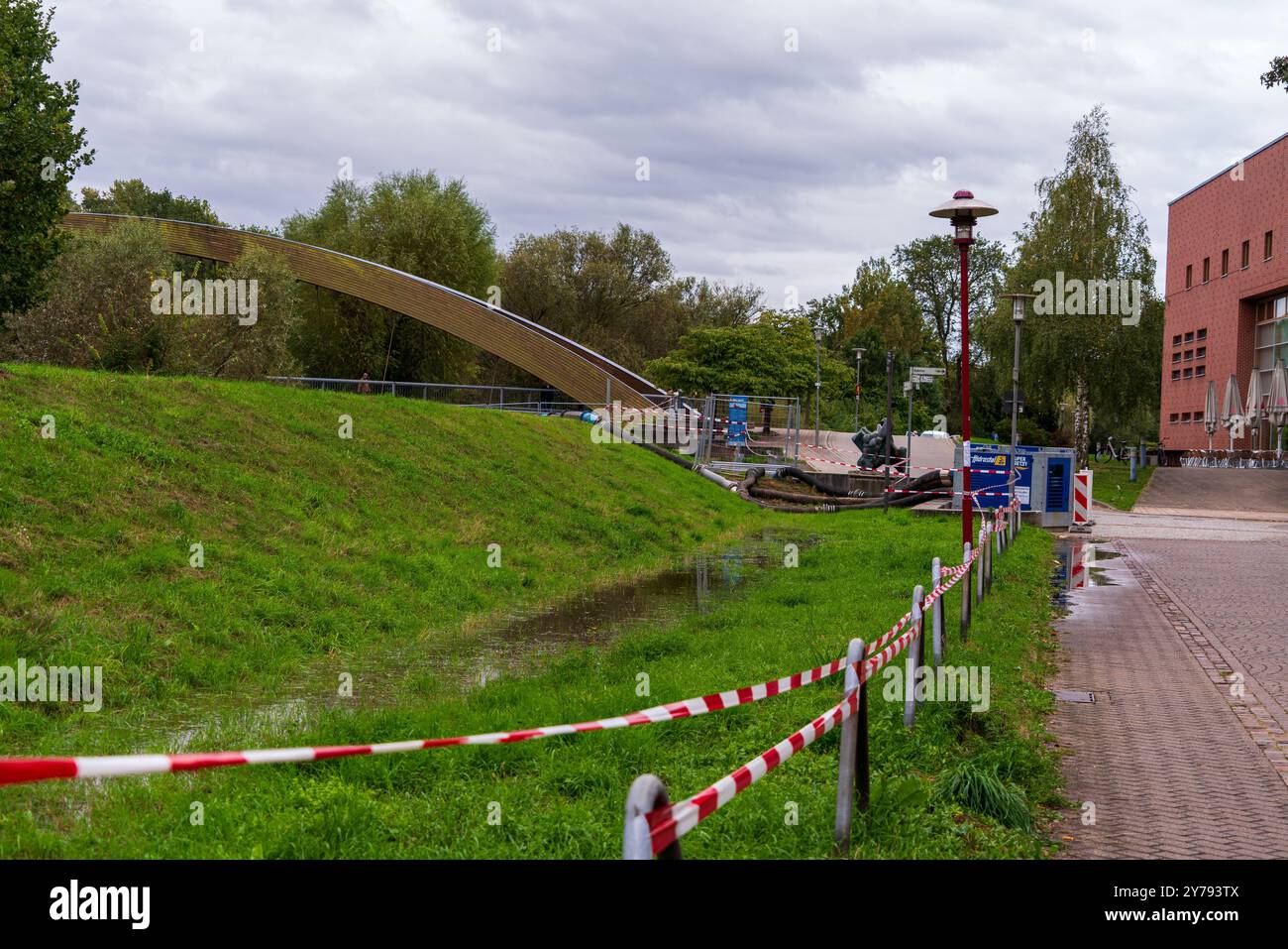 Francfort/Oder, le 26 septembre 2024 : le niveau d'eau de l'Oder a dépassé 6m, des parties de la rive sont inondées. Banque D'Images