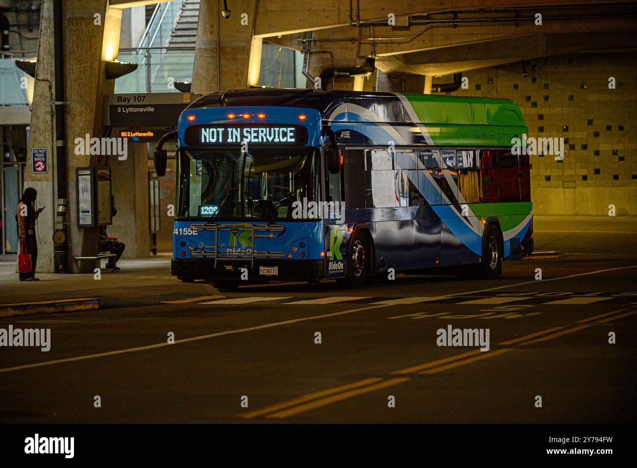 Prenez le bus transit à la station Silver Spring Banque D'Images