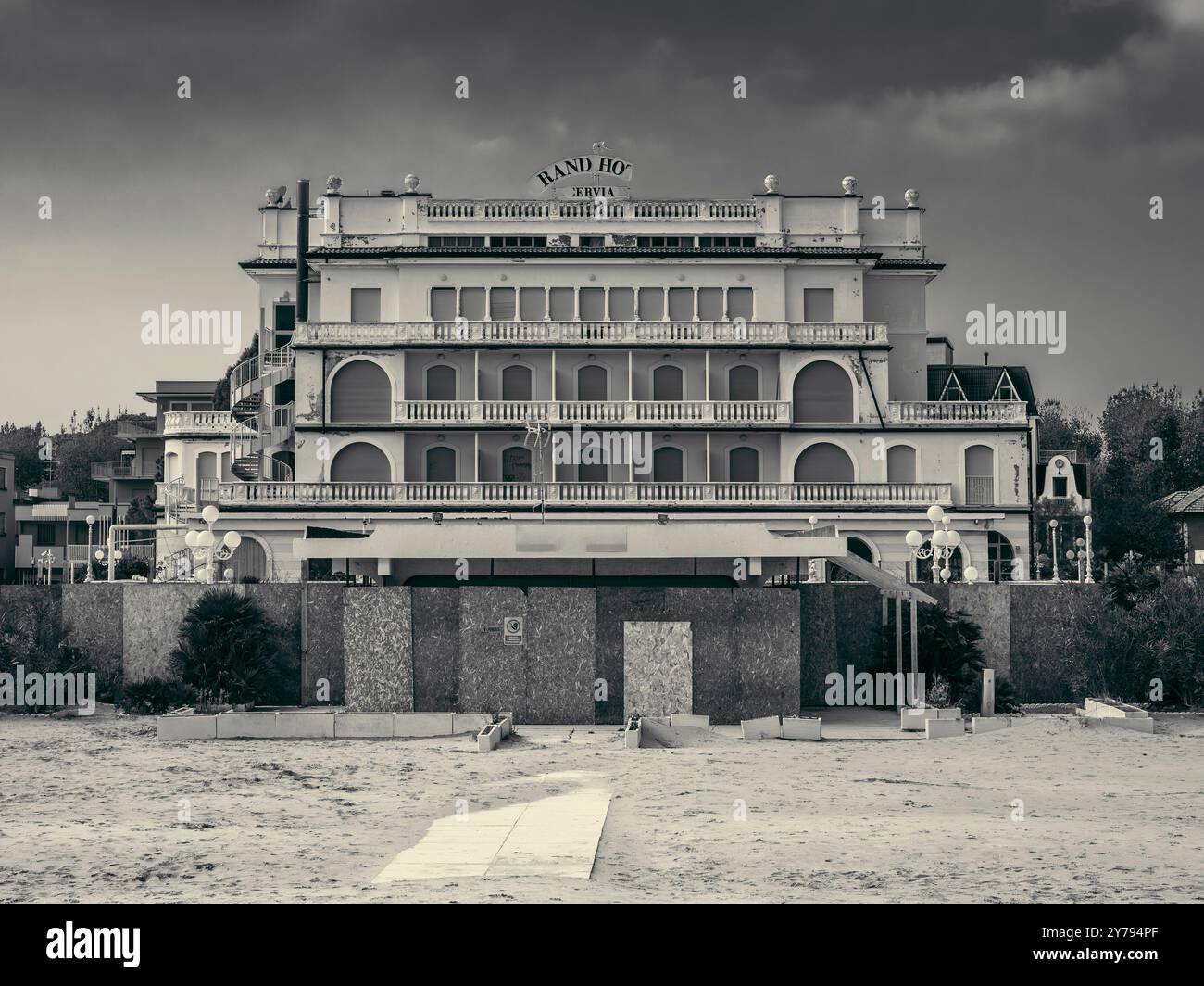 Grand Hôtel Cervia, 2018. Vieille gloire du tourisme balnéaire en Romagne, construit en 1931 et actuellement dans un très mauvais état de conservation, il attend Banque D'Images