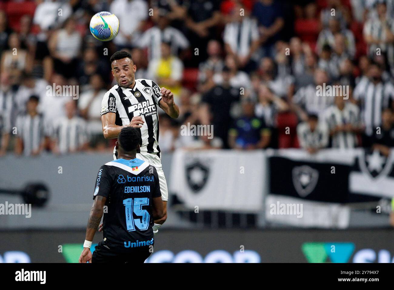 Brasilia, Brésil. 28 septembre 2024. Marcal do Botafogo disputa o lance com Edenilson do Grêmio, durante a partida entre Botafogo e Grêmio, pela 28ª rodada do Campeonato Brasileiro série A 2024, no Estádio Mané Garrincha, neste sábado 28. Crédit : DiaEsportivo/Alamy Live News Banque D'Images