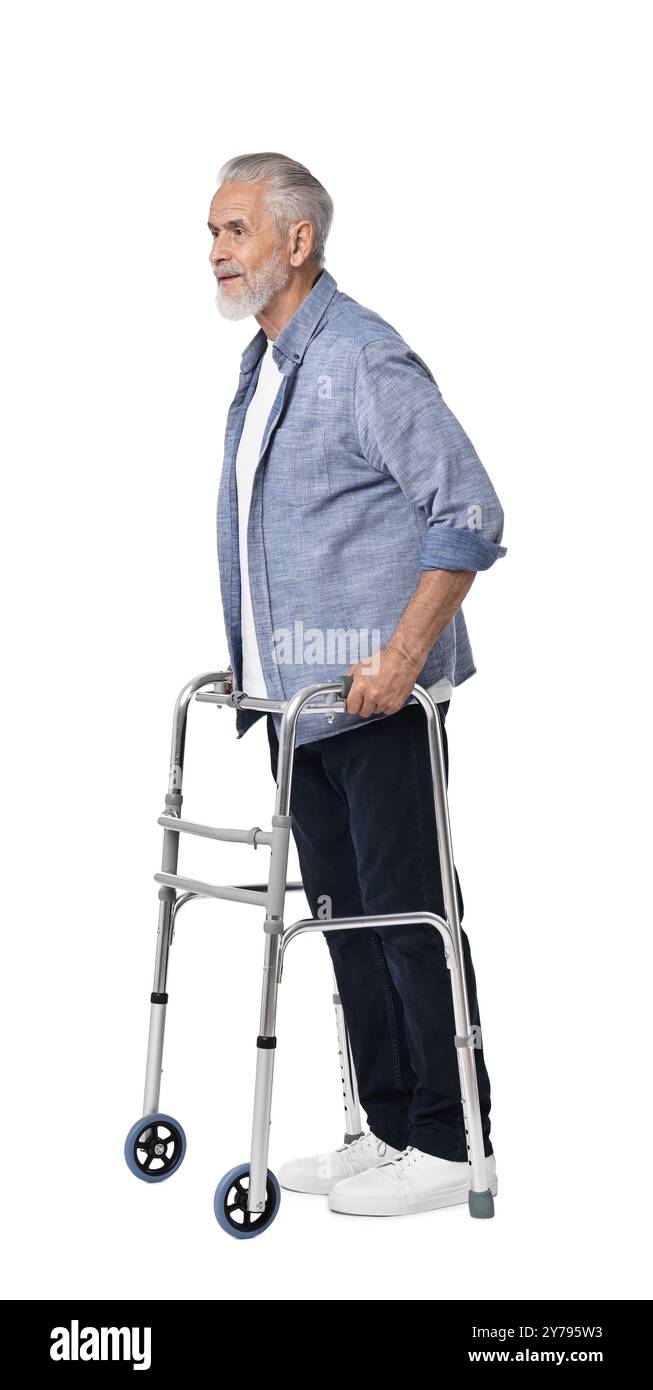 Homme senior utilisant le cadre de marche sur fond blanc Banque D'Images