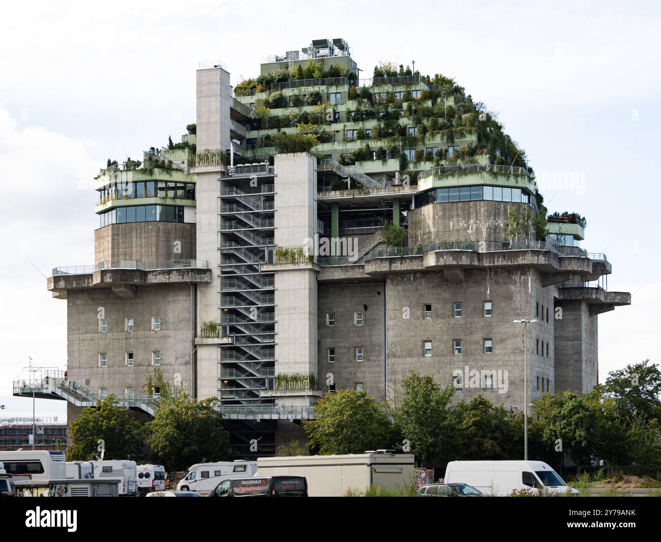 Hambourg Flakturm IV bâtiment bunker dans la Feldstrasse dans le parfait Pauli. L'architecture est de la seconde Guerre mondiale avec une nouvelle extension verte sur le toit. Banque D'Images