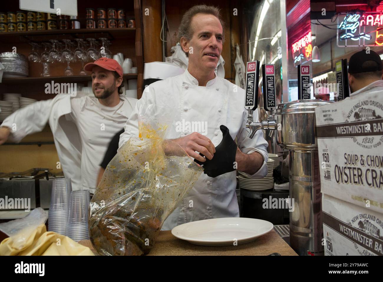 28 septembre 2024, New York City, New York, U. S : le chef Dan Barber présente un sandwich pastrami végétalien au Katz's Deli. Irwin Goldman, botaniste à l'Université du Wisconsin, a créé avec son équipe une graine pour produire la betterave Badger Flame, qui n'a plus de goût terreux. La betterave a maintenant une texture plus pâteuse. Le processus a pris seize ans pour créer la nouvelle semence. (Crédit image : © Billy Tompkins/ZUMA Press Wire) USAGE ÉDITORIAL SEULEMENT! Non destiné à UN USAGE commercial ! Banque D'Images