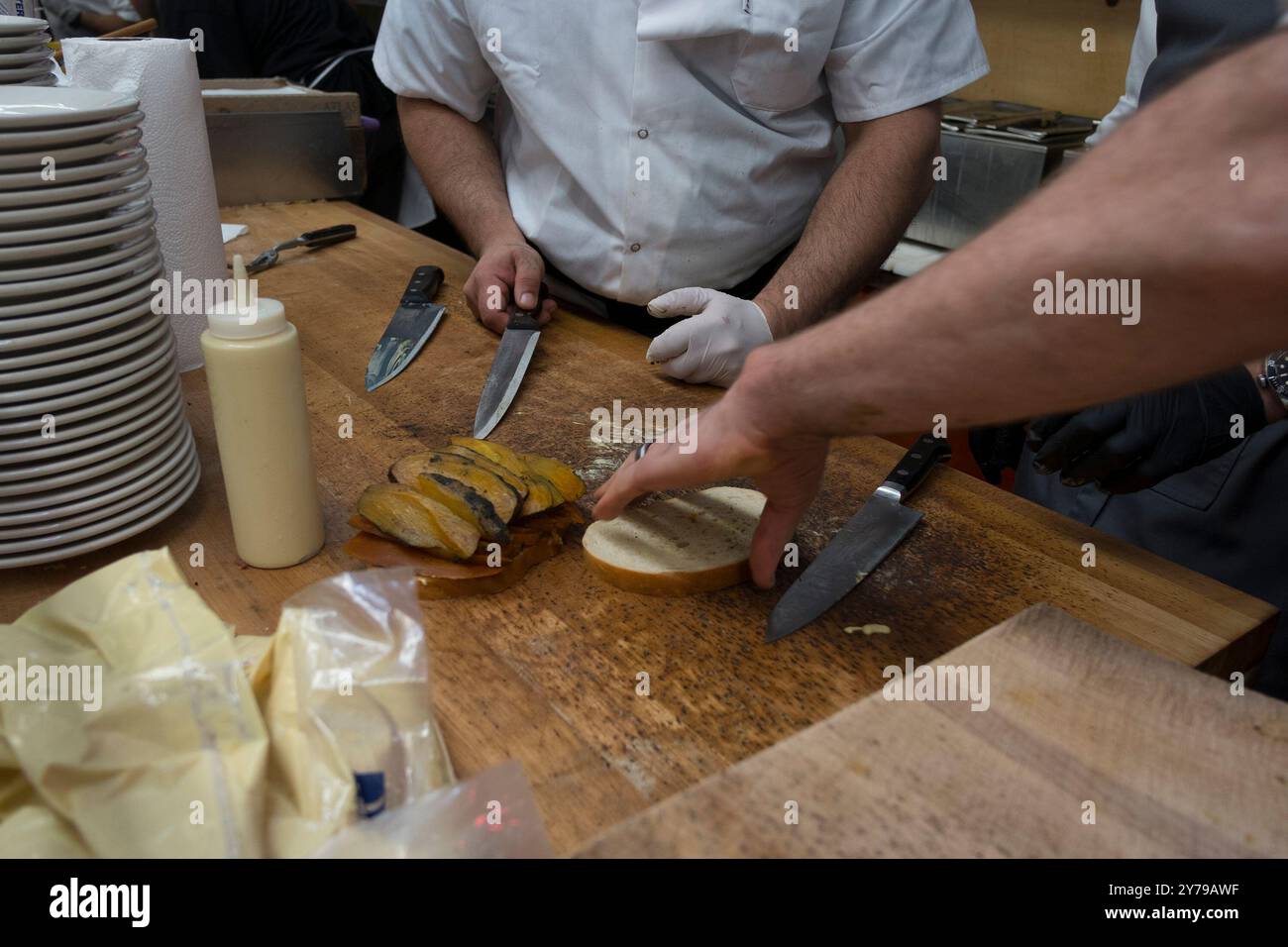 28 septembre 2024, New York City, New York, U. S : le chef Dan Barber présente un sandwich pastrami végétalien au Katz's Deli. Irwin Goldman, botaniste à l'Université du Wisconsin, a créé avec son équipe une graine pour produire la betterave Badger Flame, qui n'a plus de goût terreux. La betterave a maintenant une texture plus pâteuse. Le processus a pris seize ans pour créer la nouvelle semence. (Crédit image : © Billy Tompkins/ZUMA Press Wire) USAGE ÉDITORIAL SEULEMENT! Non destiné à UN USAGE commercial ! Banque D'Images