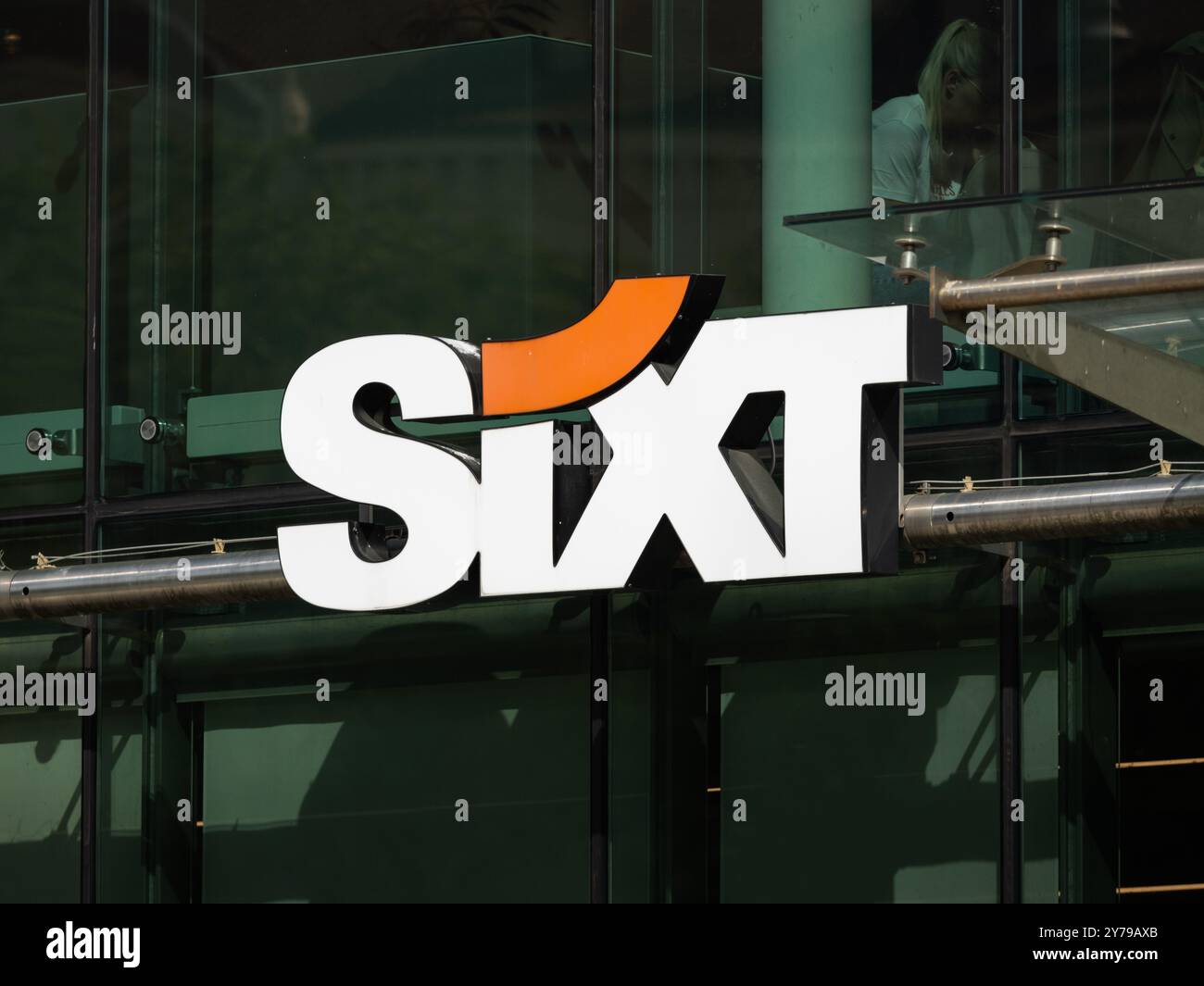 Signe logo Sixt du service de location de voitures sur l'extérieur d'un bâtiment. Entreprise allemande et de Pullach avec une multinationale offrant la mobilité. Banque D'Images