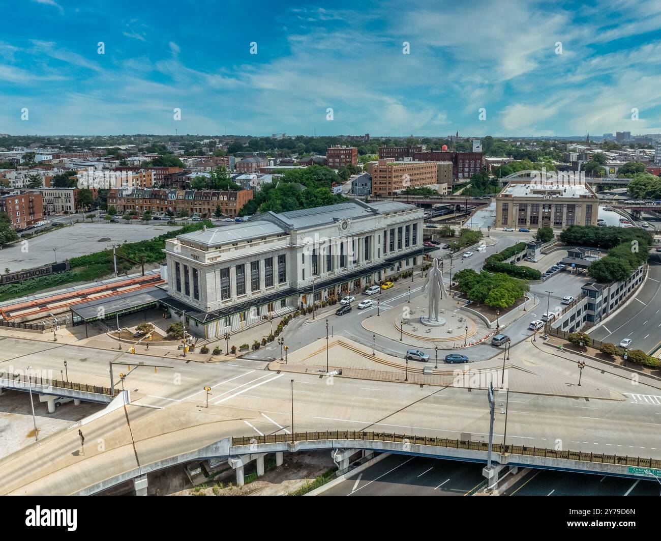 Vue aérienne de Penn Station Baltimore, gare ferroviaire classique de la côte est pour les trains de banlieue et de passagers avec fond de ciel nuageux Banque D'Images