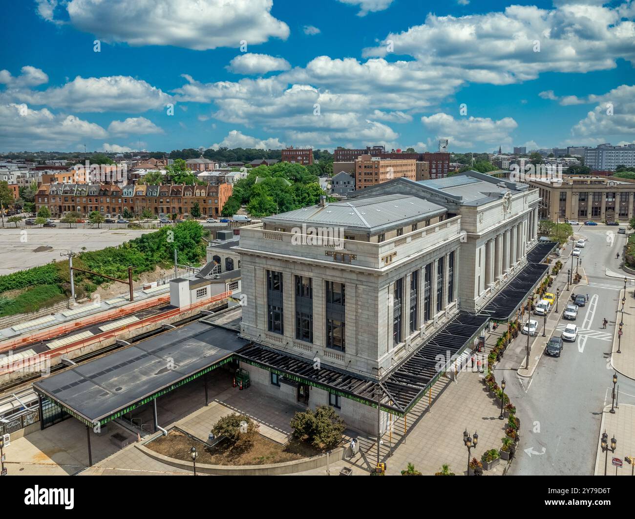 Vue aérienne de Penn Station Baltimore, gare ferroviaire classique de la côte est pour les trains de banlieue et de passagers avec fond de ciel nuageux Banque D'Images