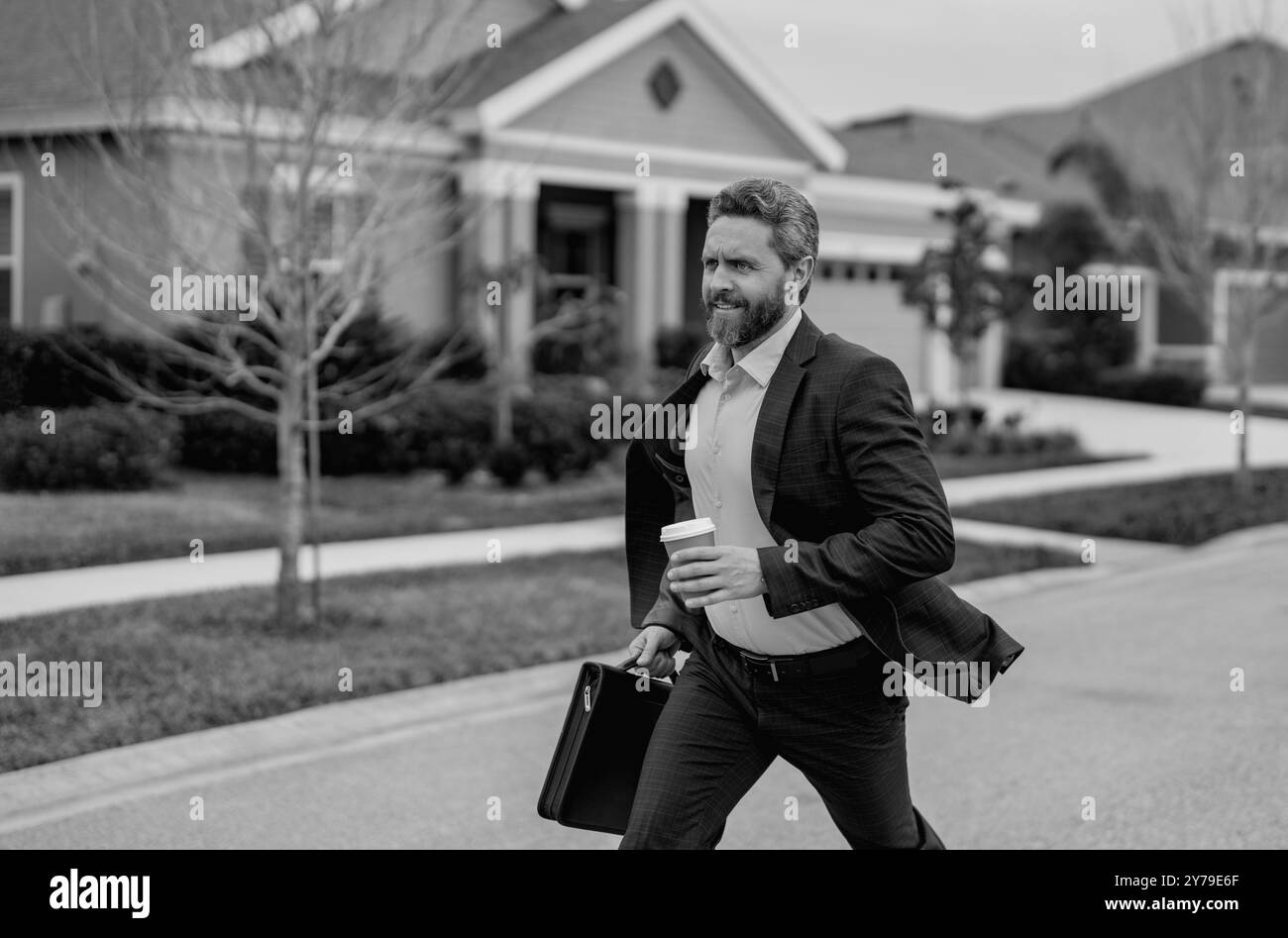 Homme d'affaires avec porte-documents et café à emporter à l'extérieur. Homme d'affaires dans la rue, réunion tardive. Homme d'affaires. Des affaires rapides. Exécuter et Banque D'Images