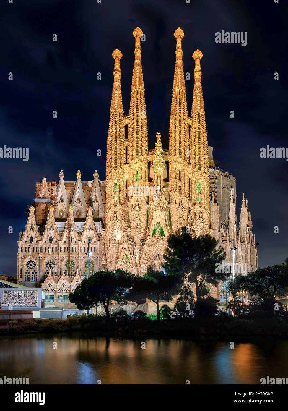 Barcelone, Espagne - 22 septembre 2015 : photographie nocturne du temple de la Sagrada Familia à Barcelone. Banque D'Images