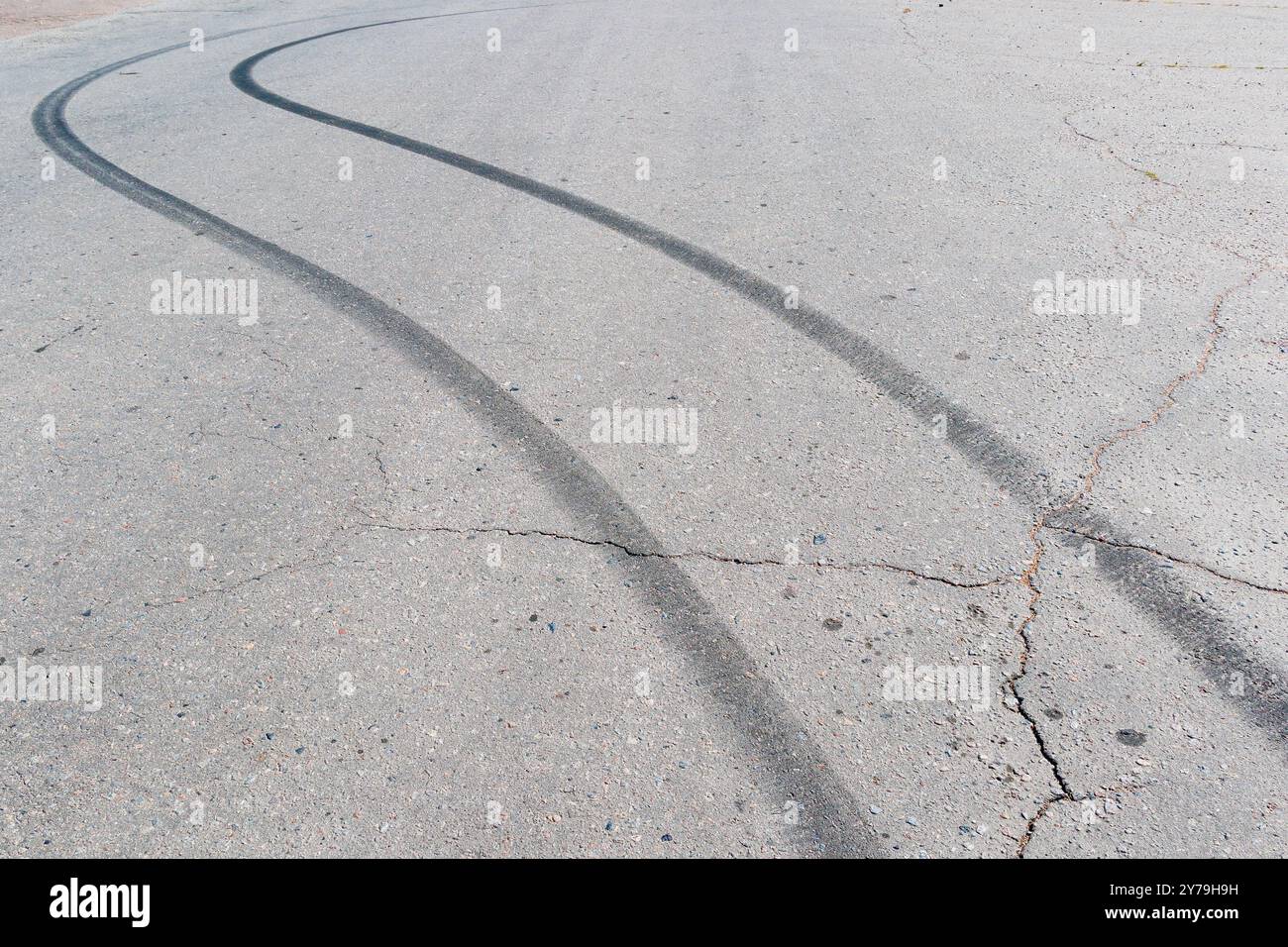 Traces noires de freinage de voiture sur l'asphalte. Gros plan des marques de dérapage sur la route Banque D'Images