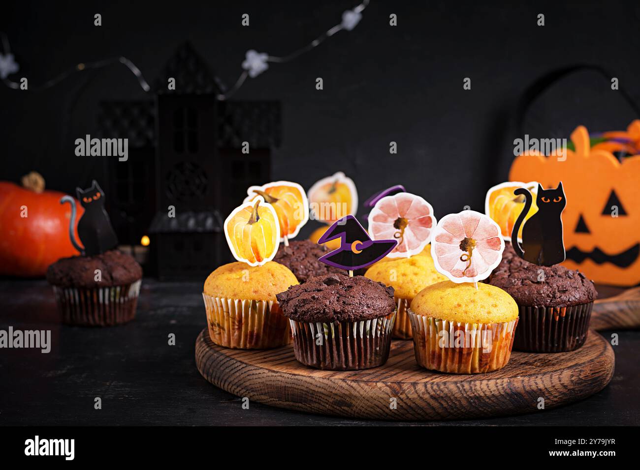Cupcakes et friandises festifs d'Halloween décorés d'autocollants amusants. Muffins d'Halloween. Muffins au chocolat Banque D'Images