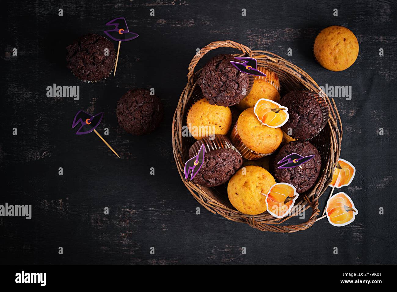 Cupcakes et friandises festifs d'Halloween décorés d'autocollants amusants. Muffins d'Halloween. Muffins au chocolat. Vue de dessus Banque D'Images