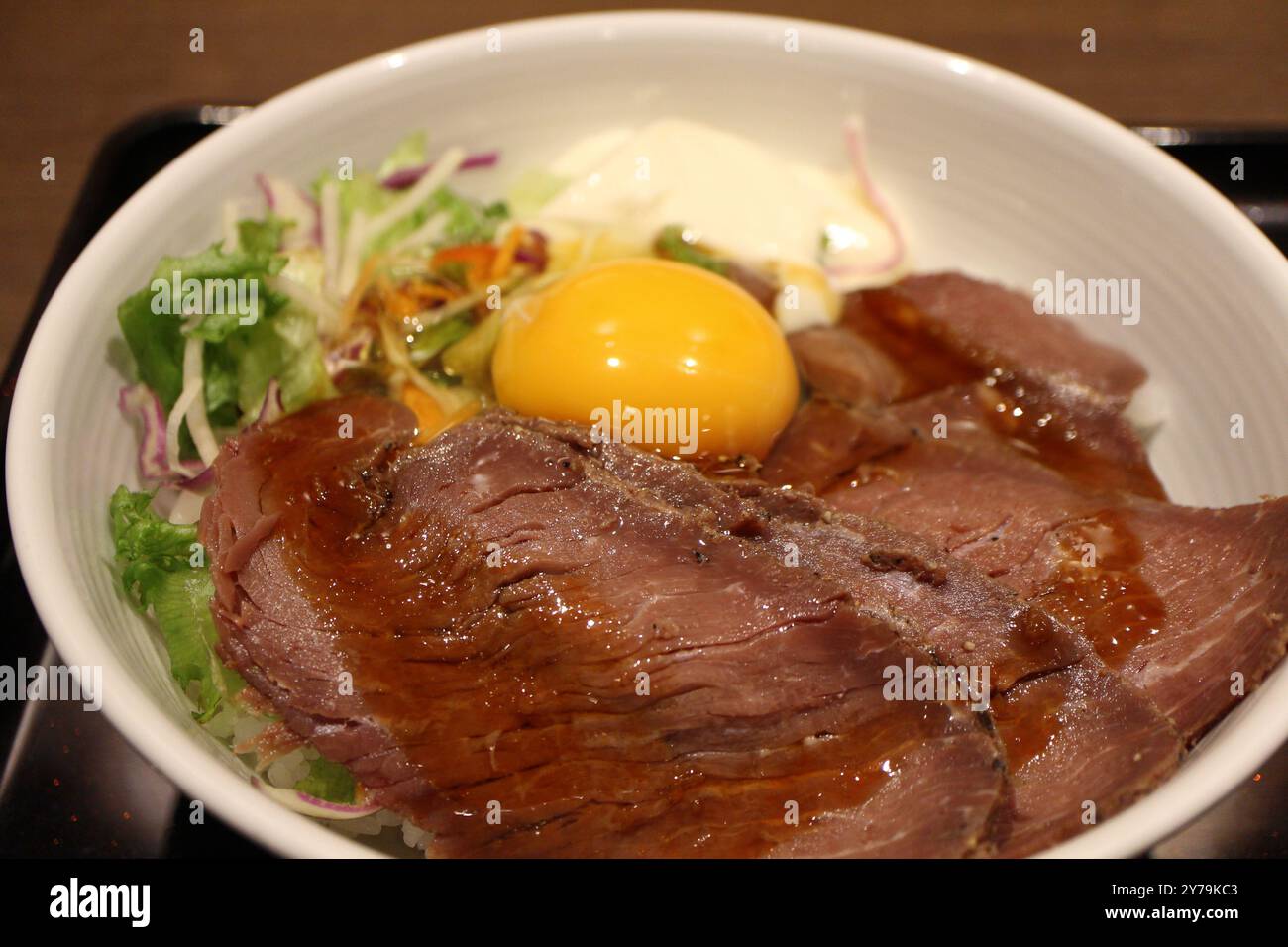 Cuisine japonaise : bol de viande d'autruche avec oeuf cru à Tokyo, Japon Banque D'Images