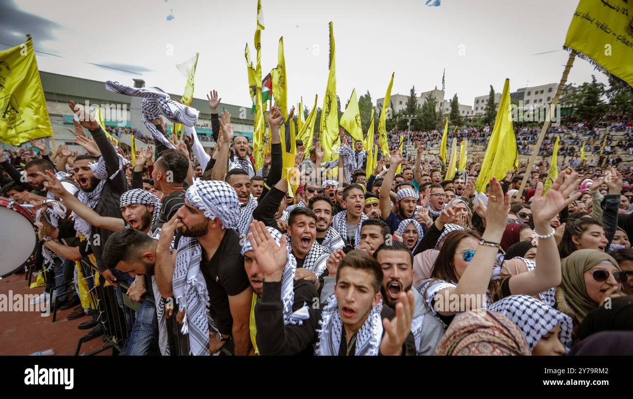 Les étudiants de l'Université Birzeit à Ramallah participent aux élections du conseil étudiant de l'Université. Le résultat final a donné au bloc islamique Al Wafaa 24 sièges, au bloc martyr Yasser Arafat 23 sièges, et au Polonais progressiste démocrate 4 sièges sur un total de 51 sièges. Le bloc de l'unité étudiante n'a pu obtenir aucun siège. Les élections ont eu lieu peu de temps après le débat étudiant annuel de l'Université Birzeit le 8 mai, qui s'est concentré sur les questions et affaires politiques, sociales et étudiantes Banque D'Images