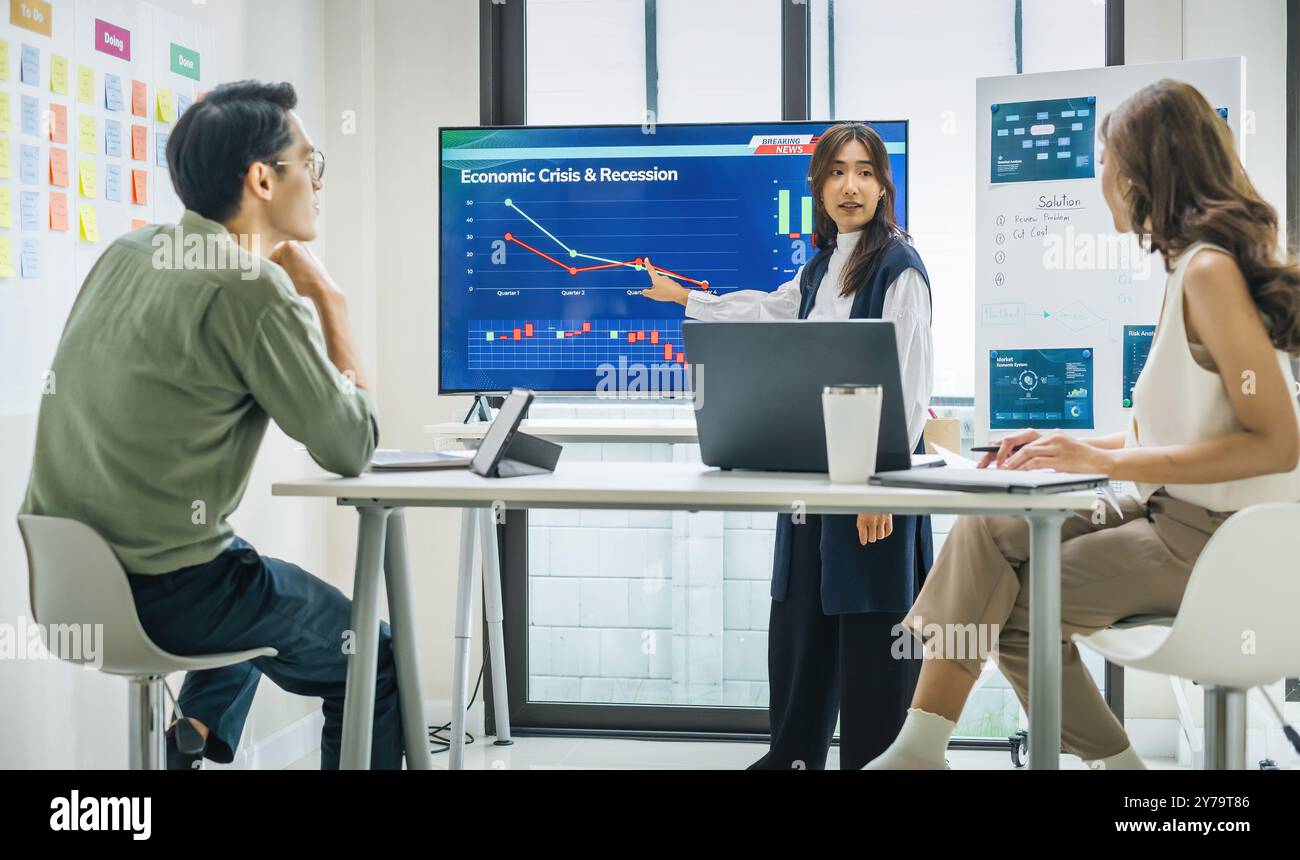 équipe des finances obtenir le stress lors de l'analyse des données de crise économique et les impacts de la récession lors d'une réunion dans un bureau Banque D'Images