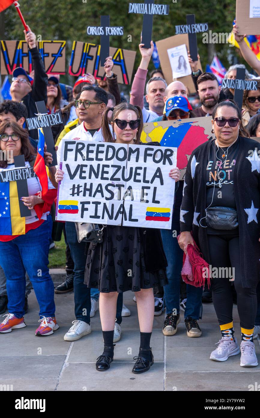 Les Britanniques-Vénézuéliens ont manifesté devant le Parlement à Londres contre Nicolás Maduro, protestant contre le truquage des votes au Venezuela. Aubrey Fagon/Alamy Live News Banque D'Images