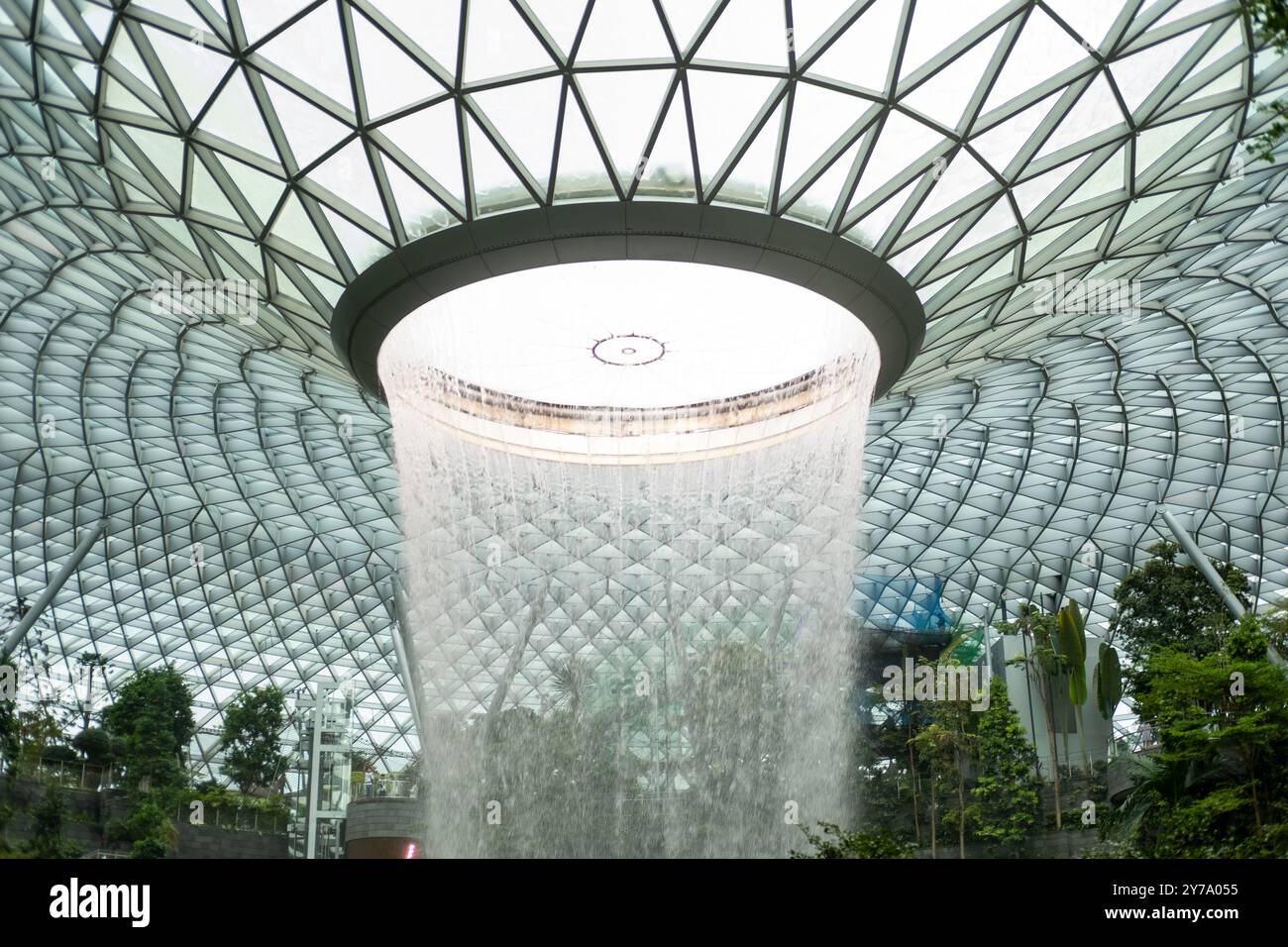 Singapour - 22 octobre 2022 : la plus grande cascade intérieure du monde à l'aéroport de Jewel Changi. C'est un complexe de divertissement et de vente au détail sur le thème de la nature surr Banque D'Images