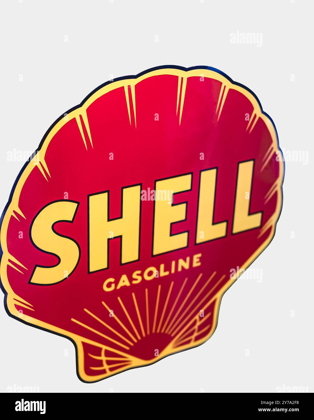 Royal Dutch Shell station signalétique, symbole Shell signe en gros plan, logo de la marque Shell, compagnie pétrolière et gazière isolée sur fond blanc, mondiale Banque D'Images