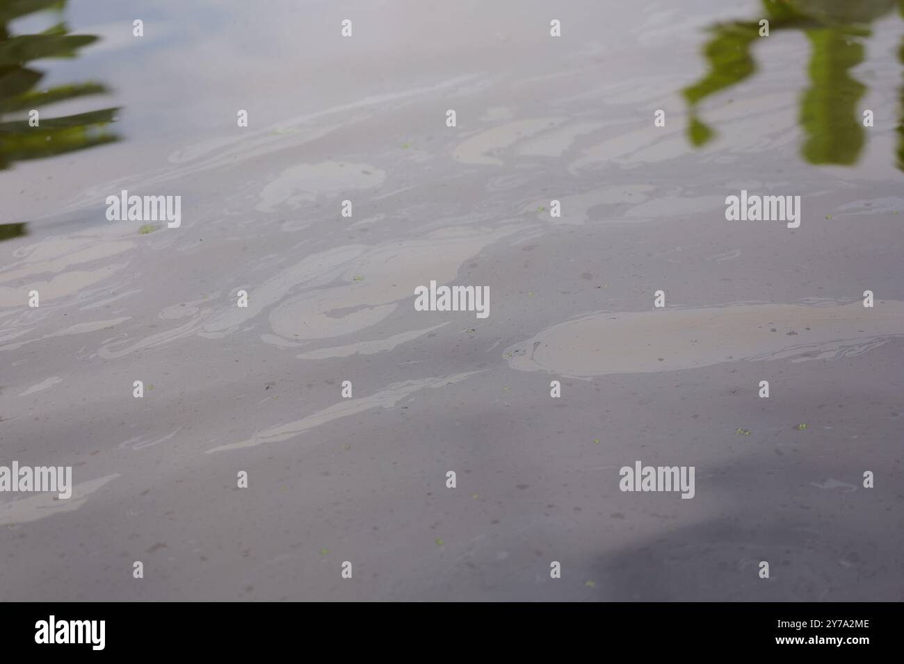 Inondations, eaux sales et nappes de pétrole flottant à la surface – l’eau est contaminée et toxique et entraîne des problèmes environnementaux Banque D'Images