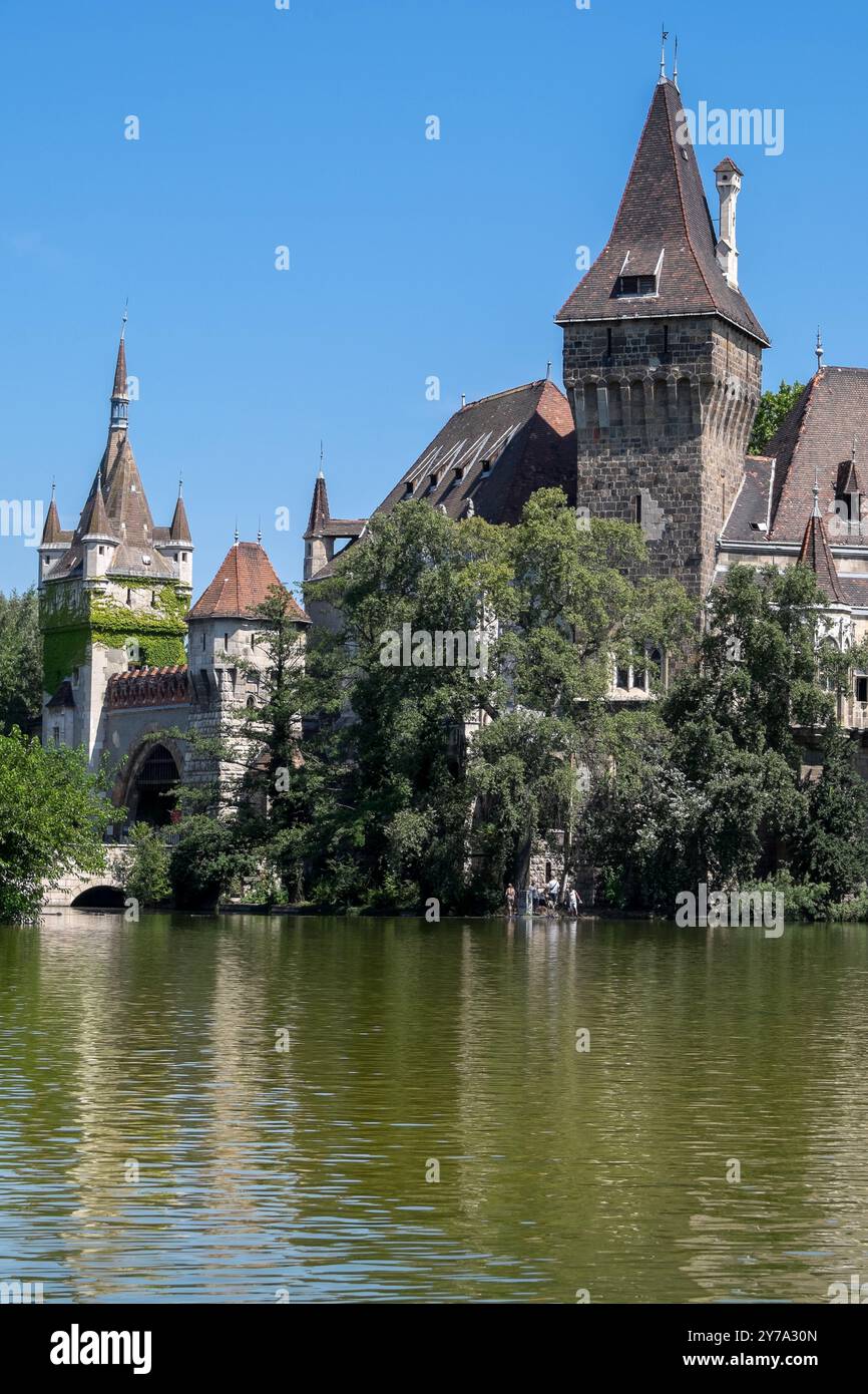 Lac et château de Vajdahunyad à Budapest, Hongrie Banque D'Images