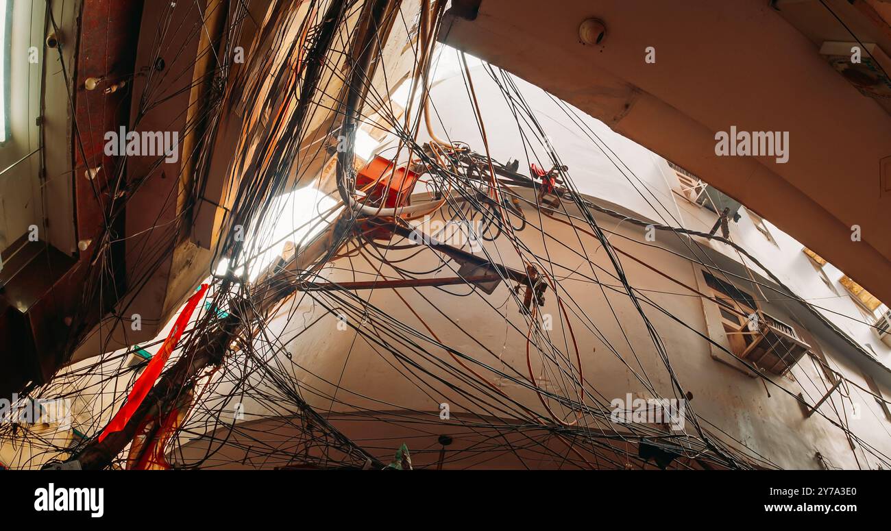 Câbles électriques chaos, câbles indiens de rue. Câbles électriques désordonnés, technologie de fibre optique découverte à l'air libre dans les villes asiatiques. utilitaire Banque D'Images