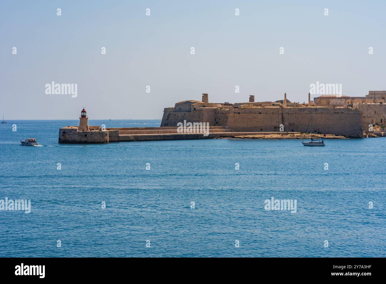Phare sur le brise-lames Ricasoli East à Valletta Grand Harbour, Malte. Banque D'Images