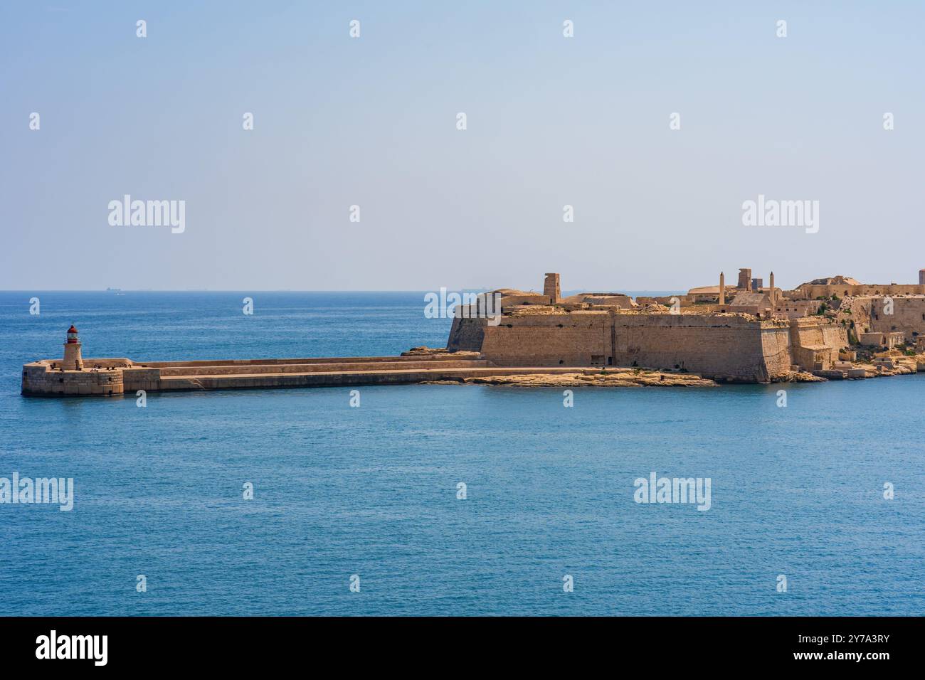 Phare sur le brise-lames Ricasoli East et Fort Ricasoli à Valletta Grand Harbour, Malte. Banque D'Images