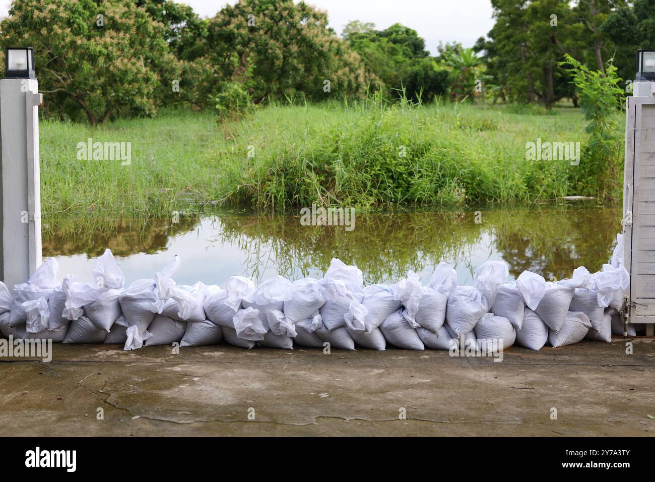 Sac de sable pour la protection contre les inondations. Pile ou mur de sacs de sable à la porte d'entrée ou à l'entrée d'une maison pour empêcher l'eau de crue de pénétrer dans la résidence Banque D'Images