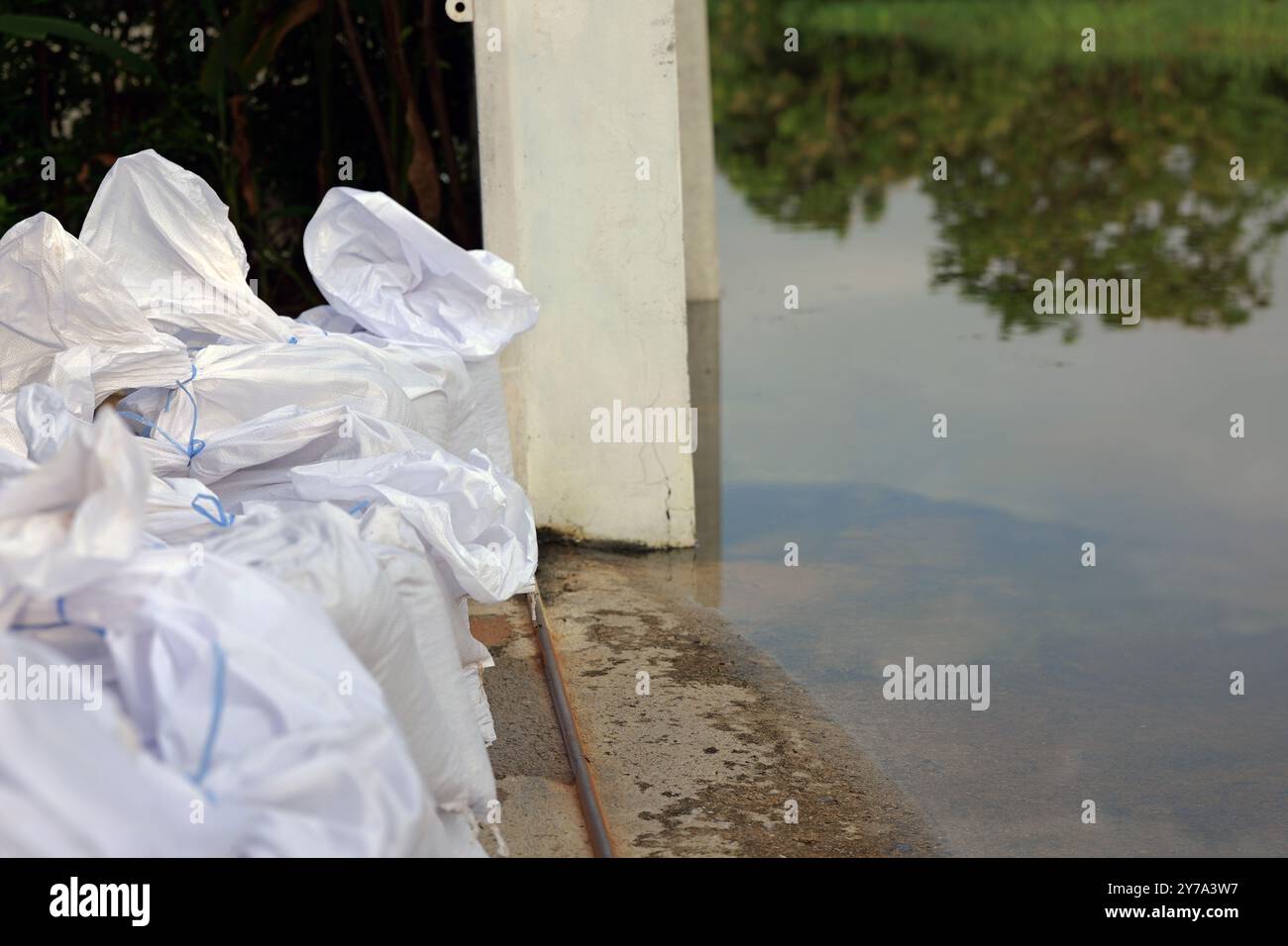 Sac de sable pour la protection contre les inondations. Mise au point sélective d'une pile ou d'un mur de sacs de sable à la porte avant ou à l'entrée d'une maison pour garder l'eau d'inondation hors de la re Banque D'Images