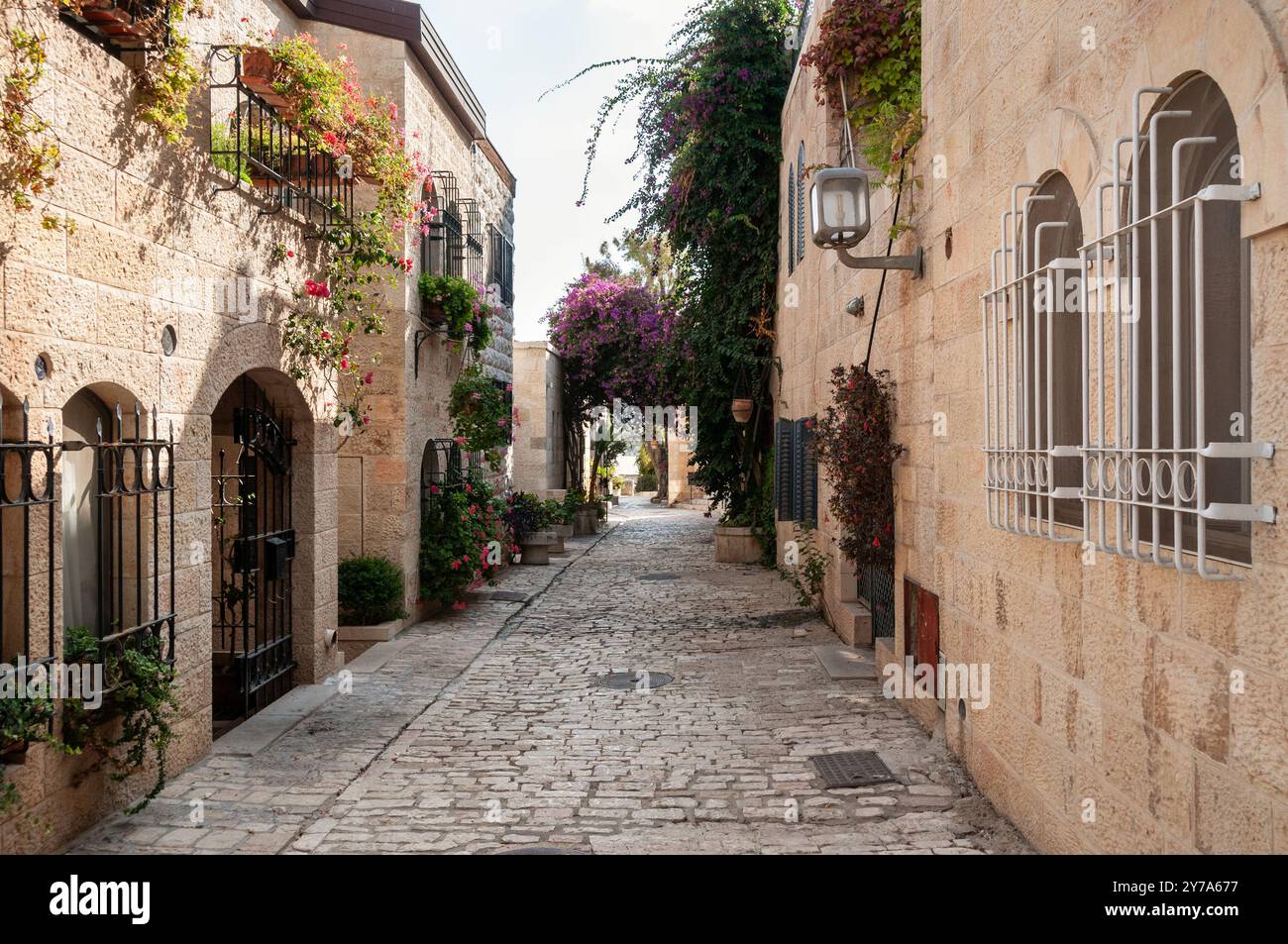 Vue sur les rues pittoresques et les maisons dans le quartier de Yemin Moshe à Jérusalem, Israël. Banque D'Images