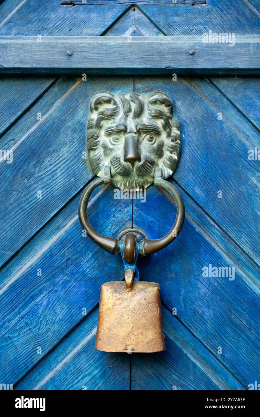 Gros plan d'un frappeur de porte et d'une cloche sur une porte bleue en bois sur une maison dans le quartier Yemin Moshe de Jérusalem, Israël. Banque D'Images