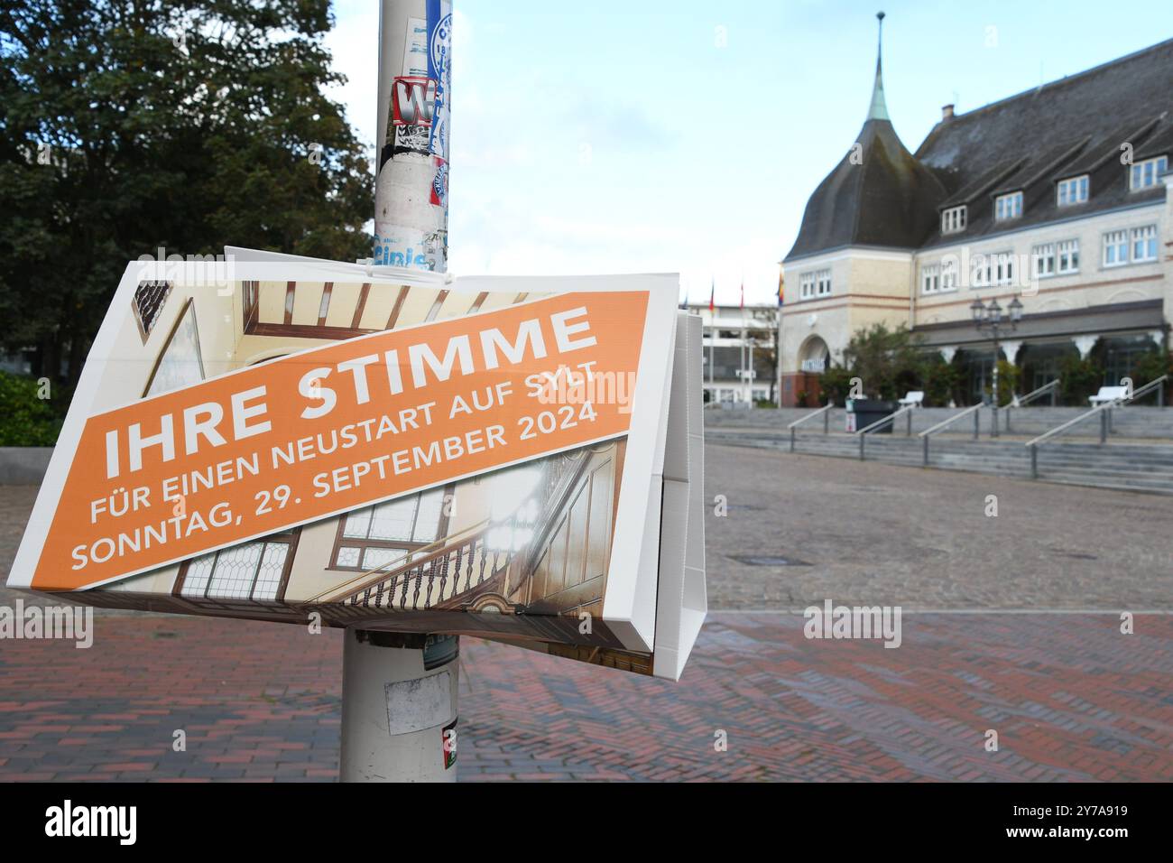 29 septembre 2024, Schleswig-Holstein, Westerland/Sylt : une affiche avec l'inscription 'votre voix. Pour un nouveau départ sur Sylt. Dimanche 29 septembre 2024' est attaché à un lampadaire devant la mairie de Westerland (Sylt). Les citoyens de la municipalité de Sylt décideront aujourd'hui dans neuf bureaux de vote s'ils veulent voter pour le maire Häckel (non-parti). Photo : Lea Albert/dpa Banque D'Images