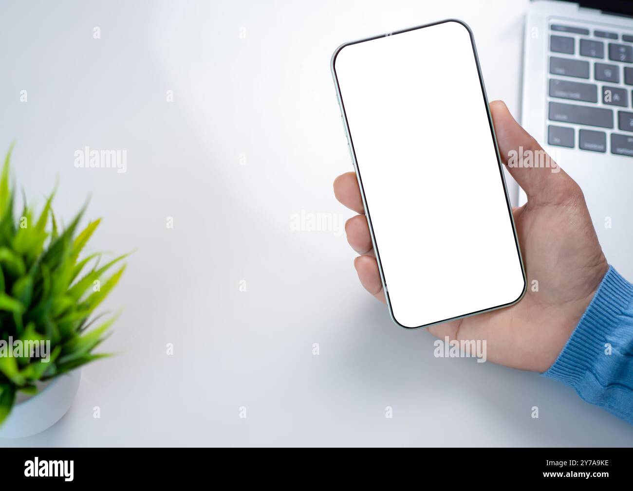 Smartphone d'écran d'image maquette, téléphone portable avec un espace vide pour le texte, main femme travail à l'aide d'un smartphone, fond blanc pour la publicité, Marketing, D. Banque D'Images