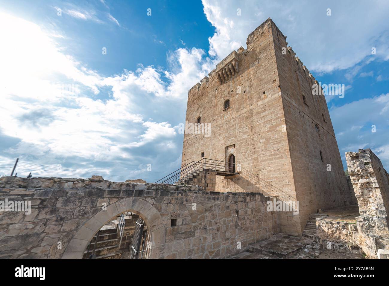 Le château médiéval de Kolossi dominant le paysage sous un beau ciel nuageux. District de Limassol, Chypre Banque D'Images