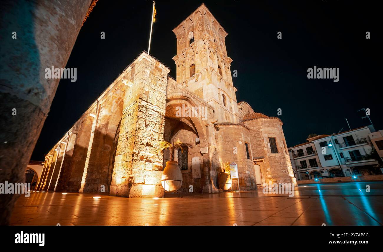 L'église Saint Lazare brille de lumière dorée contre un ciel nocturne bleu foncé. Larnaca, Chypre Banque D'Images