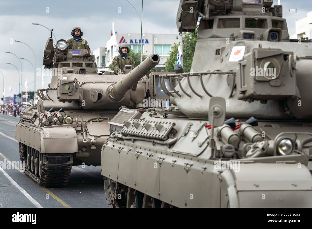 Nicosie, Chypre - 01 octobre 2023 : défilé militaire montrant des chars dans la rue avec des soldats conduisant pendant la 63ème parade du jour de l'indépendance de Chypre à ni Banque D'Images