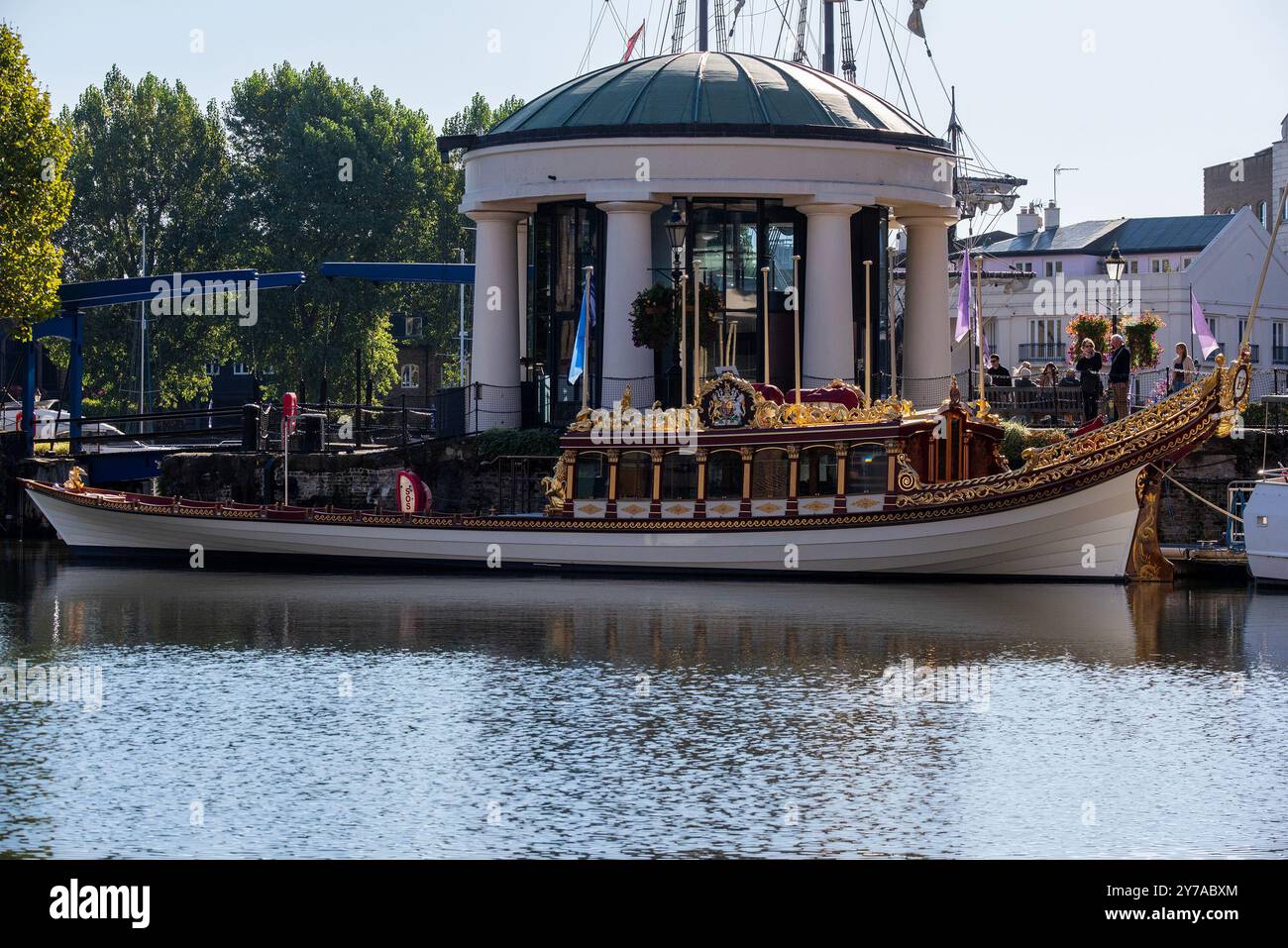 Londres, Royaume-Uni. 28 septembre 2024. La barge royale est amarrée au quai St Katharine à Londres. La barge royale, Gloriana, est utilisée dans des occasions spéciales par la famille royale sur la Tamise à Londres, au Royaume-Uni. Le bateau royal mesure 84 pieds (25,6 mètres) de long et est propulsé par des rames experts de l'équipe de 18 personnes et deux moteurs électriques. Le bateau est recouvert de feuilles d'or de 23,5 carats. Crédit : SOPA images Limited/Alamy Live News Banque D'Images