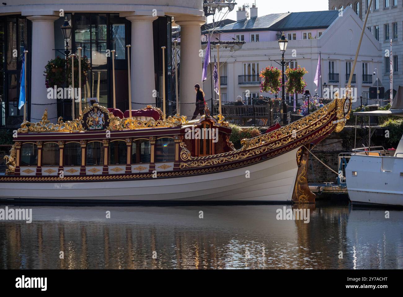 Londres, Royaume-Uni. 28 septembre 2024. La barge royale est amarrée au quai St Katharine à Londres. La barge royale, Gloriana, est utilisée dans des occasions spéciales par la famille royale sur la Tamise à Londres, au Royaume-Uni. Le bateau royal mesure 84 pieds (25,6 mètres) de long et est propulsé par des rames experts de l'équipe de 18 personnes et deux moteurs électriques. Le bateau est recouvert de feuilles d'or de 23,5 carats. (Photo de Krisztian Elek/SOPA images/SIPA USA) crédit : SIPA USA/Alamy Live News Banque D'Images