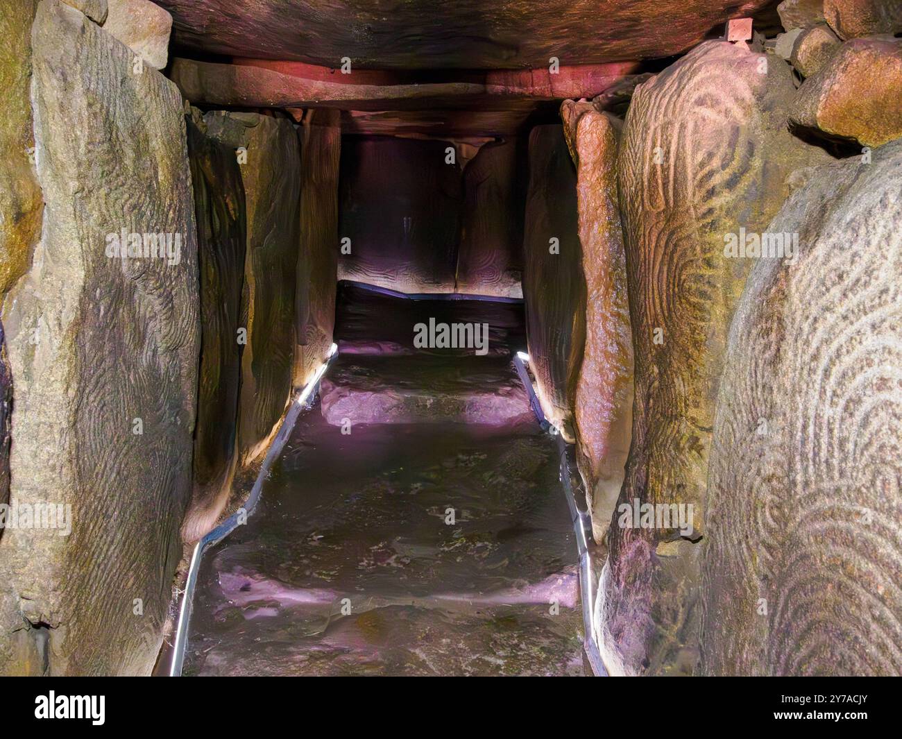 Intérieur du Gavrinis Cairn en Bretagne, France Banque D'Images