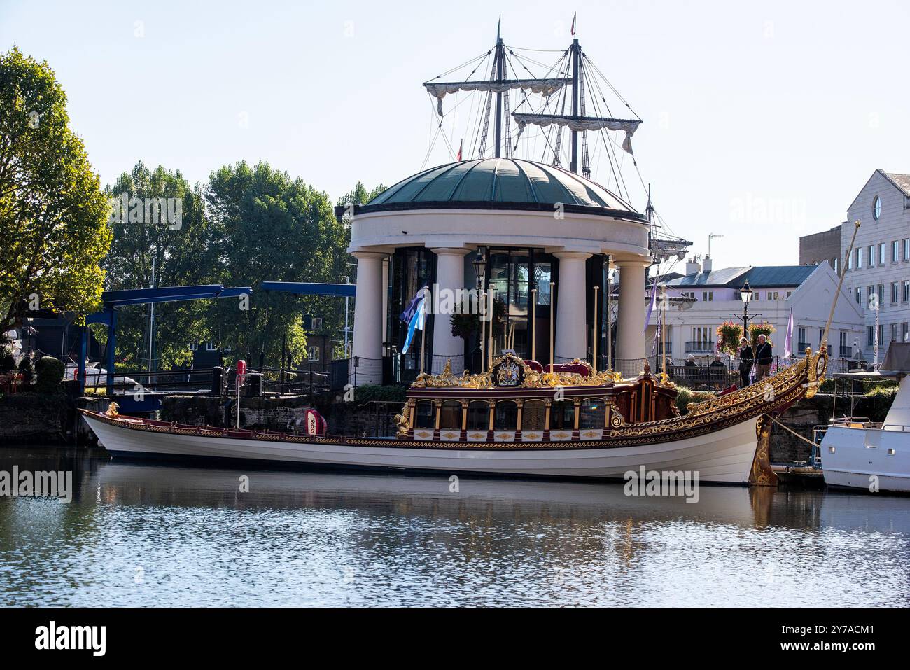 Londres, Royaume-Uni. 28 septembre 2024. La barge royale est amarrée au quai St Katharine à Londres. La barge royale, Gloriana, est utilisée dans des occasions spéciales par la famille royale sur la Tamise à Londres, au Royaume-Uni. Le bateau royal mesure 84 pieds (25,6 mètres) de long et est propulsé par des rames experts de l'équipe de 18 personnes et deux moteurs électriques. Le bateau est recouvert de feuilles d'or de 23,5 carats. (Photo de Krisztian Elek/SOPA images/SIPA USA) crédit : SIPA USA/Alamy Live News Banque D'Images