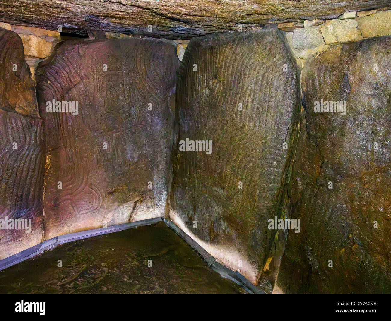 Intérieur du Gavrinis Cairn en Bretagne, France Banque D'Images