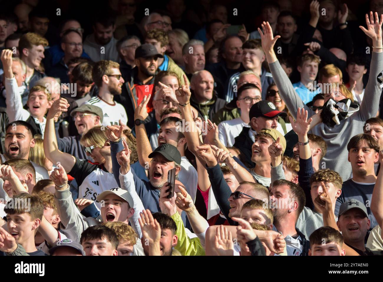 Nottingham, Royaume-Uni. 28 septembre 2024. Les supporters de Fulham célèbrent le match de Nottingham Forest FC contre Fulham FC English premier League au City Ground, Nottingham, Angleterre, Royaume-Uni le 28 septembre 2024 crédit : Every second Media/Alamy Live News Banque D'Images