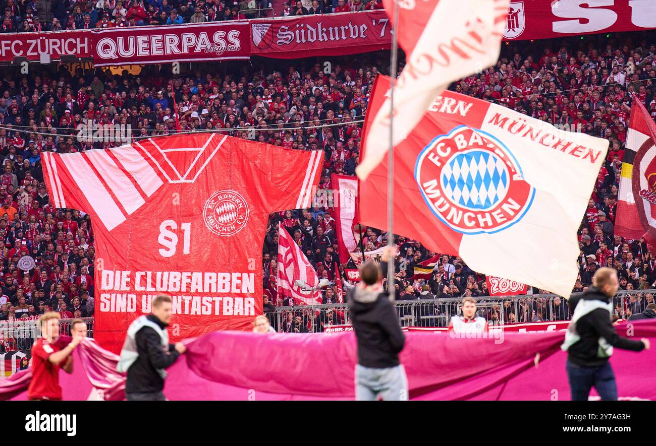 Les fans du FCB manifestent pour les couleurs traditionnelles rouge-blanc des maillots dans le match FC BAYERN MUENCHEN - BAYER 04 LEVERKUSEN 1-1 le 28 septembre 2024 à Munich, Allemagne. Saison 2024/2025, 1.Bundesliga, FCB,, München, journée 5, 5.Spieltag photographe : Peter Schatz - LA RÉGLEMENTATION DFL INTERDIT TOUTE UTILISATION DE PHOTOGRAPHIES comme SÉQUENCES D'IMAGES et/ou QUASI-VIDÉO - Banque D'Images